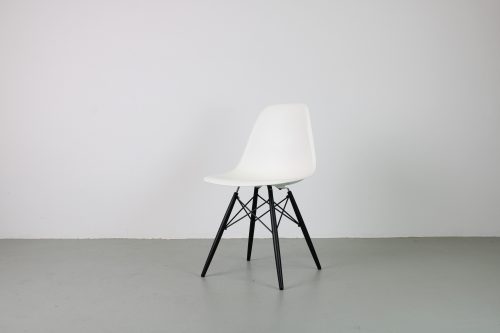 Vitra Eames DSW dinning chair, wit-zwart