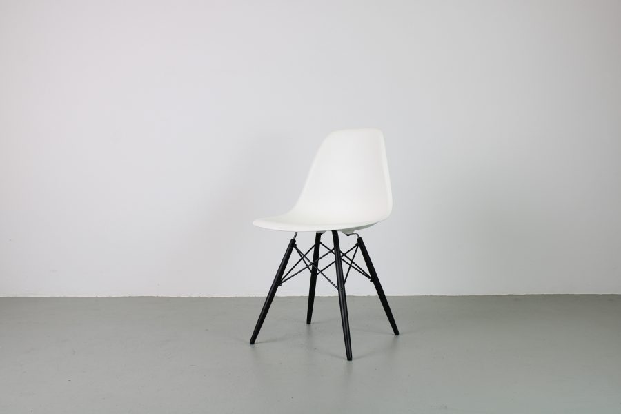 Vitra Eames DSW dinning chair, wit-zwart