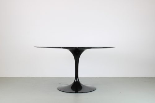 Knoll Saarinen Tulip eettafel nero marquina, zwart onderstel