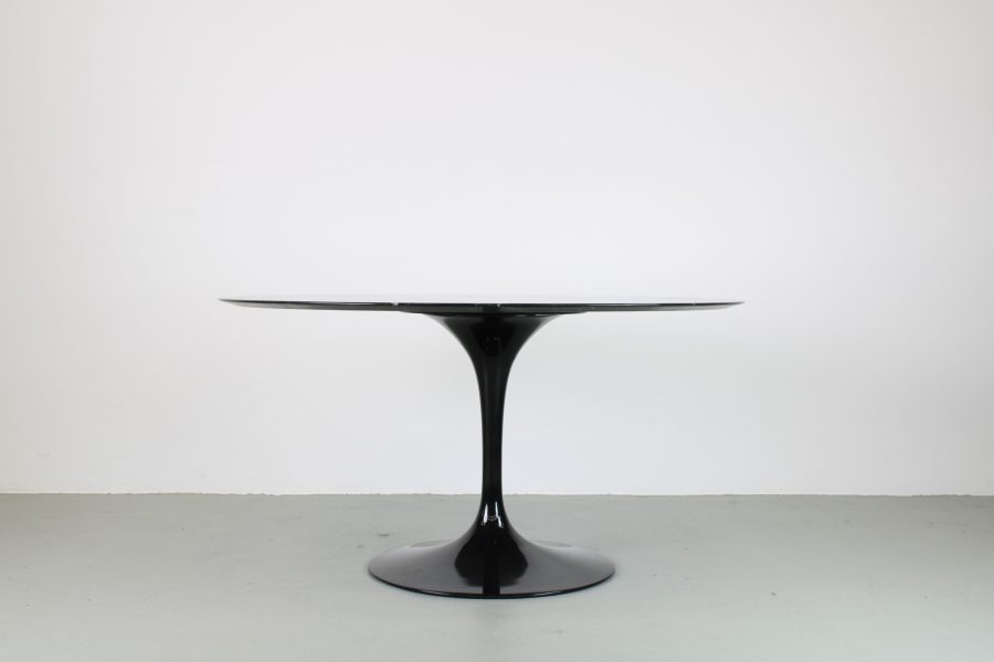 Knoll Saarinen Tulip eettafel nero marquina, zwart onderstel