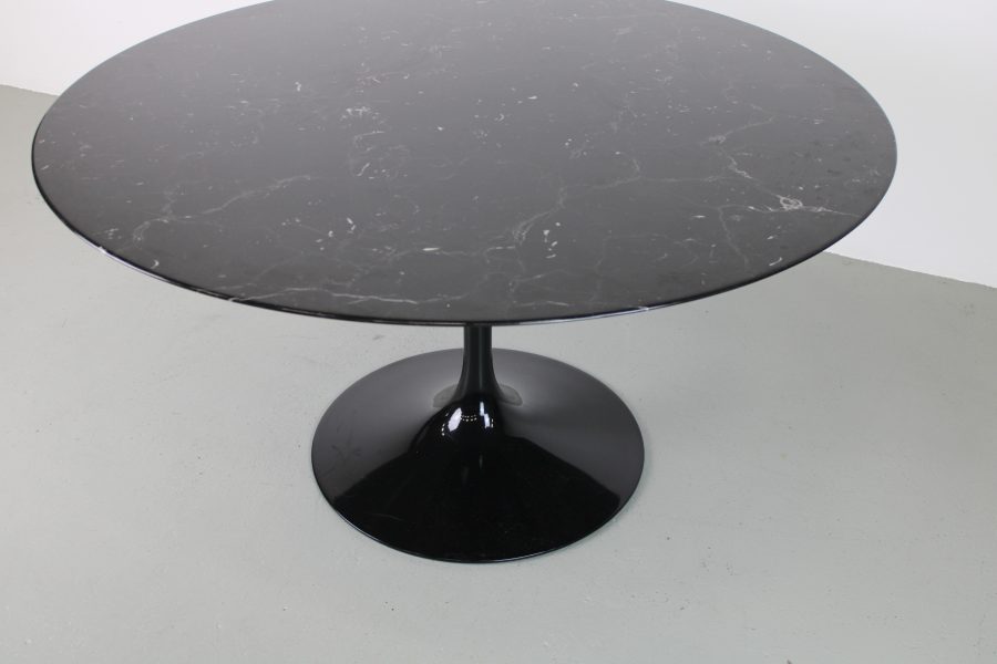 Knoll Saarinen Tulip eettafel nero marquina, zwart onderstel - Afbeelding 3