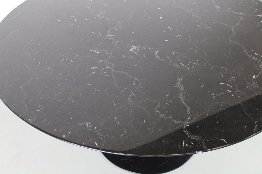Knoll Saarinen Tulip eettafel nero marquina, zwart onderstel - Afbeelding 4