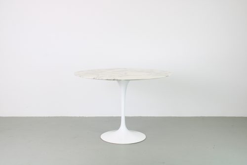 Knoll Saarinen Tulip eettafel Arabescato, wit onderstel