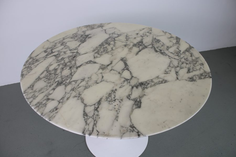 Knoll Saarinen Tulip eettafel Arabescato, wit onderstel - Afbeelding 4
