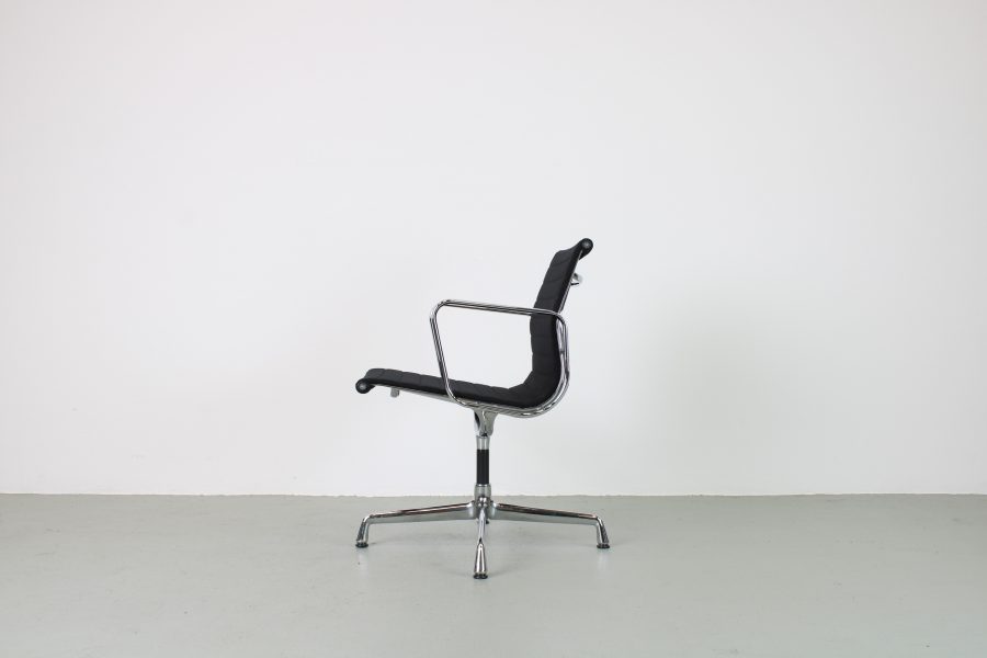 Vitra Eames EA 108 stoelen, chroom, zwart hopsak - Afbeelding 2