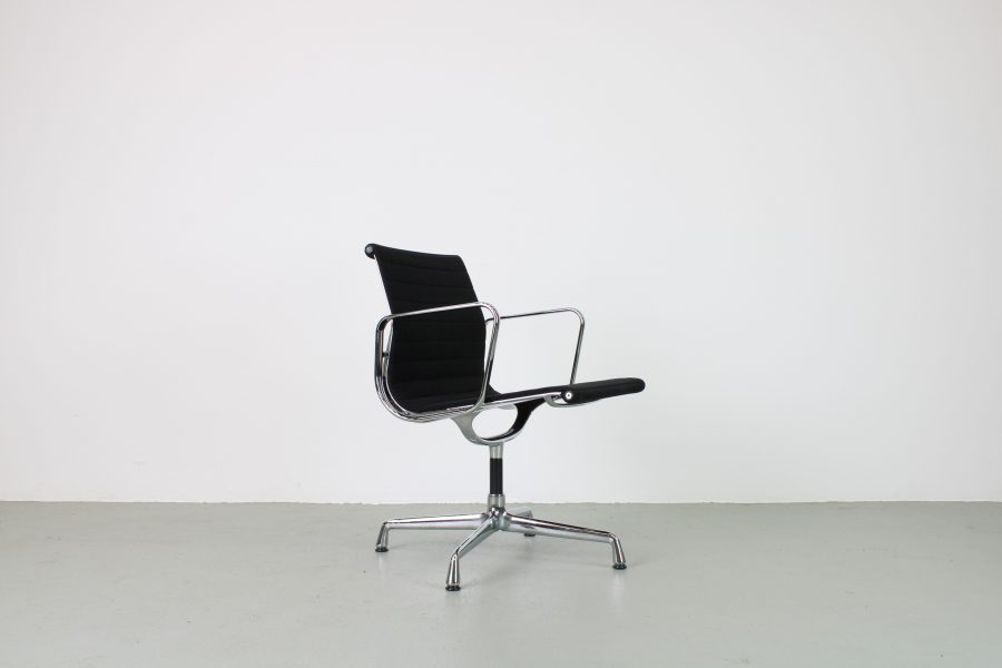 Vitra Eames EA 108 stoelen, chroom, zwart hopsak - Afbeelding 4