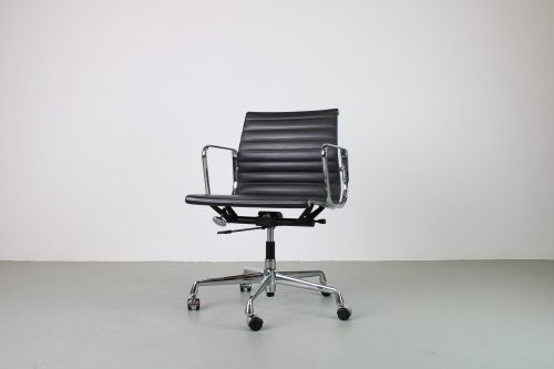 Vitra Eames EA 117, Chroom, Donker grijs leer