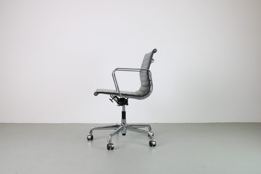 Vitra Eames EA 117, Chroom, Donker grijs leer - Afbeelding 2