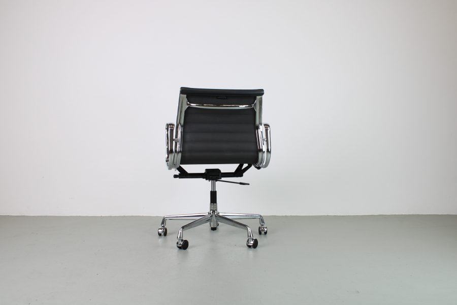 Vitra Eames EA 117, Chroom, Donker grijs leer - Afbeelding 3