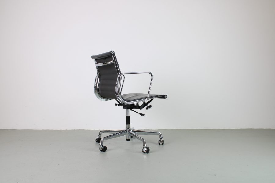 Vitra Eames EA 117, Chroom, Donker grijs leer - Afbeelding 4