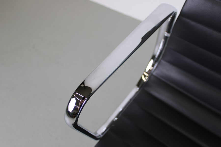Vitra Eames EA 117, Chroom, Donker grijs leer - Afbeelding 5