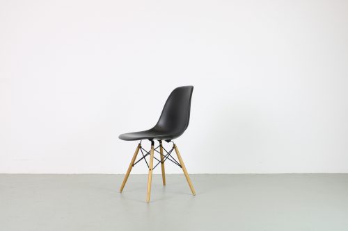 Vitra DSW side chairs, zwart