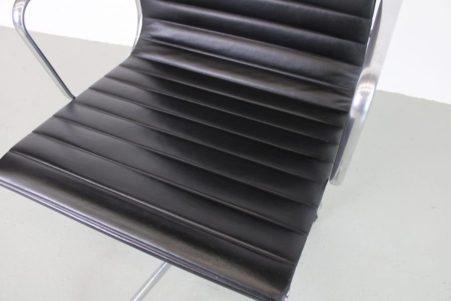 Vitra Eames EA 119 bureaustoel, zwart leer, aluminium - Afbeelding 8