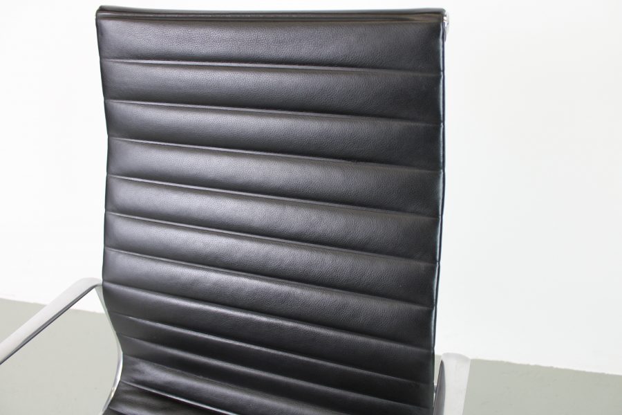 Vitra Eames EA 119 bureaustoel, zwart leer, aluminium - Afbeelding 7