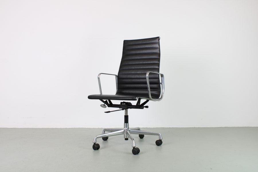 Vitra Eames EA 119 bureaustoel, zwart leer, aluminium