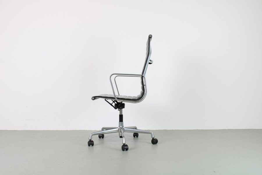 Vitra Eames EA 119 bureaustoel, zwart leer, aluminium - Afbeelding 2