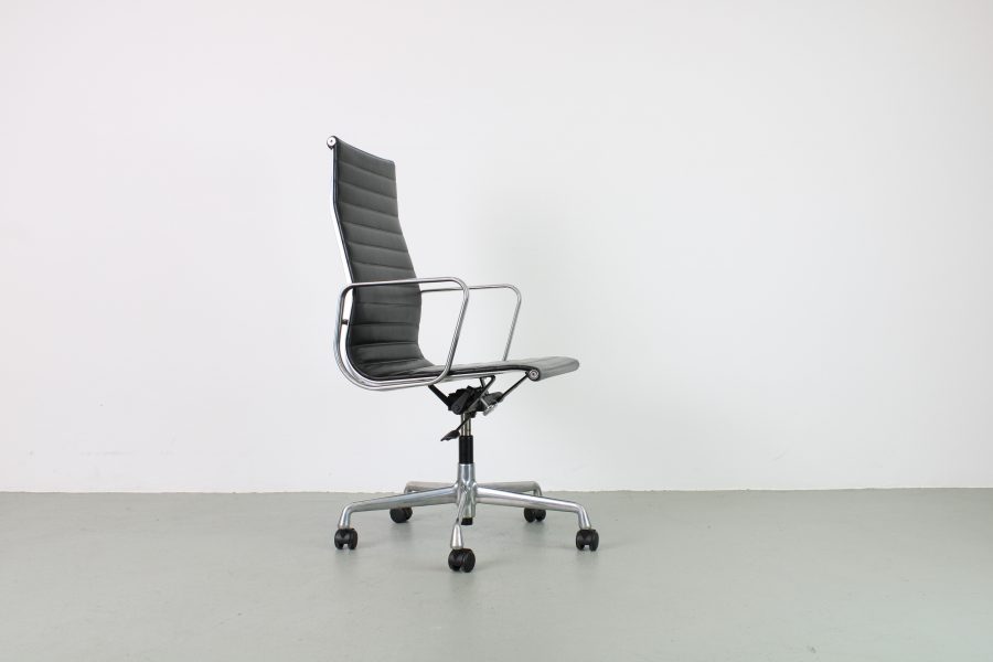 Vitra Eames EA 119 bureaustoel, zwart leer, aluminium - Afbeelding 4