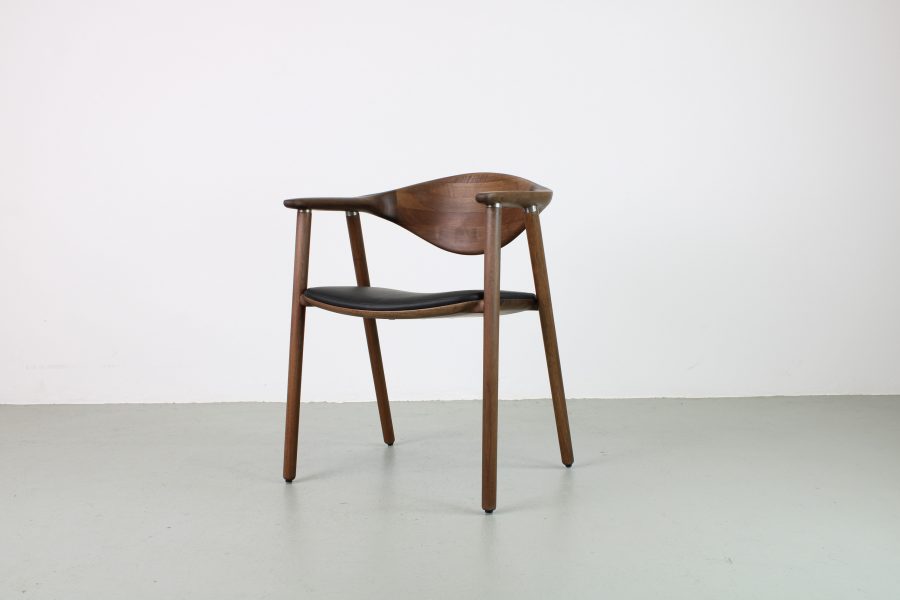 Artisan Naru stoel, Europees walnoot, zwart leer