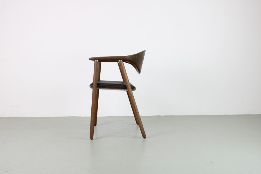 Artisan Naru stoel, Europees walnoot, zwart leer - Afbeelding 2