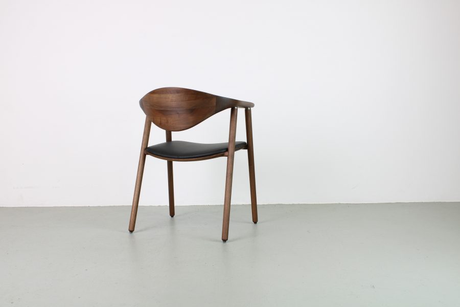 Artisan Naru stoel, Europees walnoot, zwart leer - Afbeelding 3