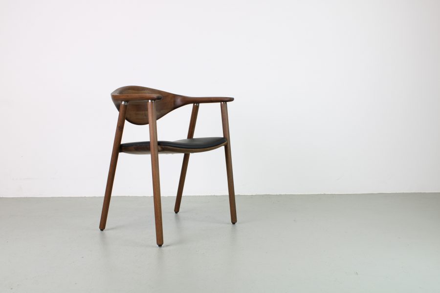 Artisan Naru stoel, Europees walnoot, zwart leer - Afbeelding 4