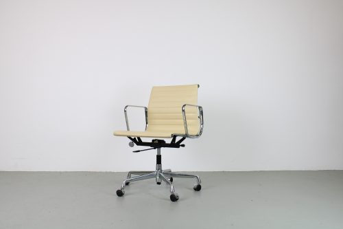 Vitra Eames EA 117, Chroom, Sand