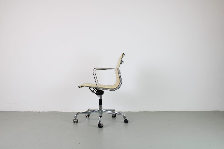 Vitra Eames EA 117, Chroom, Sand - Afbeelding 2