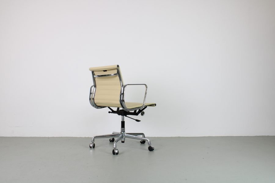 Vitra Eames EA 117, Chroom, Sand - Afbeelding 3