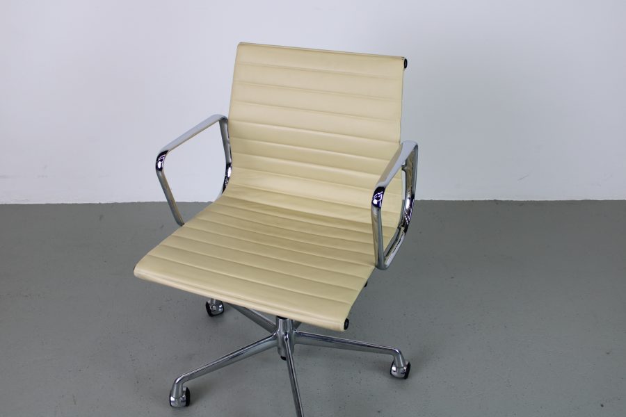 Vitra Eames EA 117, Chroom, Sand - Afbeelding 6