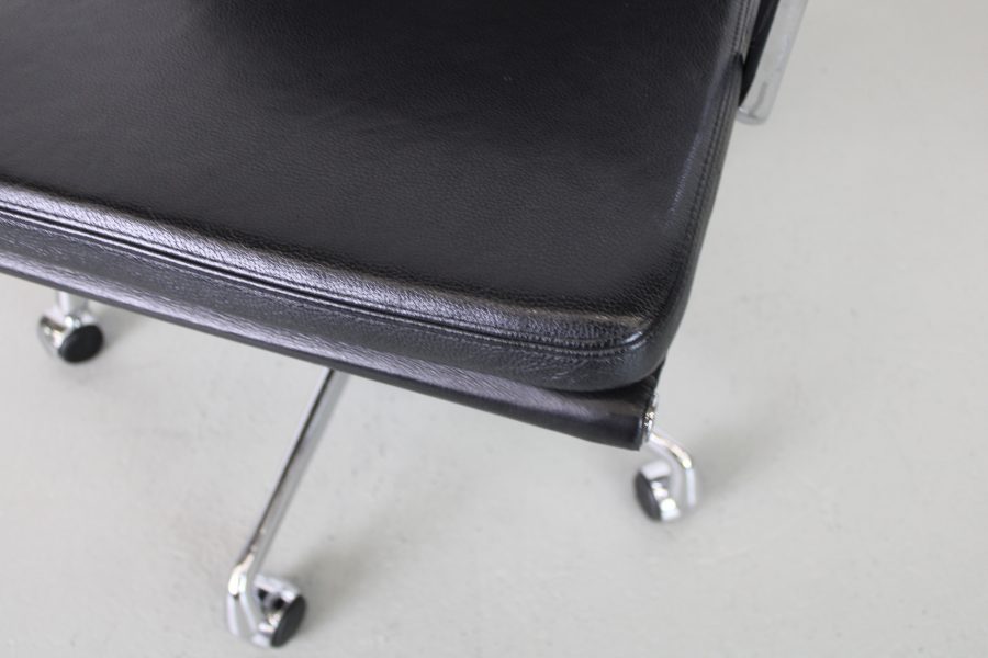 Vitra EA 217 Softpad bureaustoelen, zwart leer, Chroom - Afbeelding 9