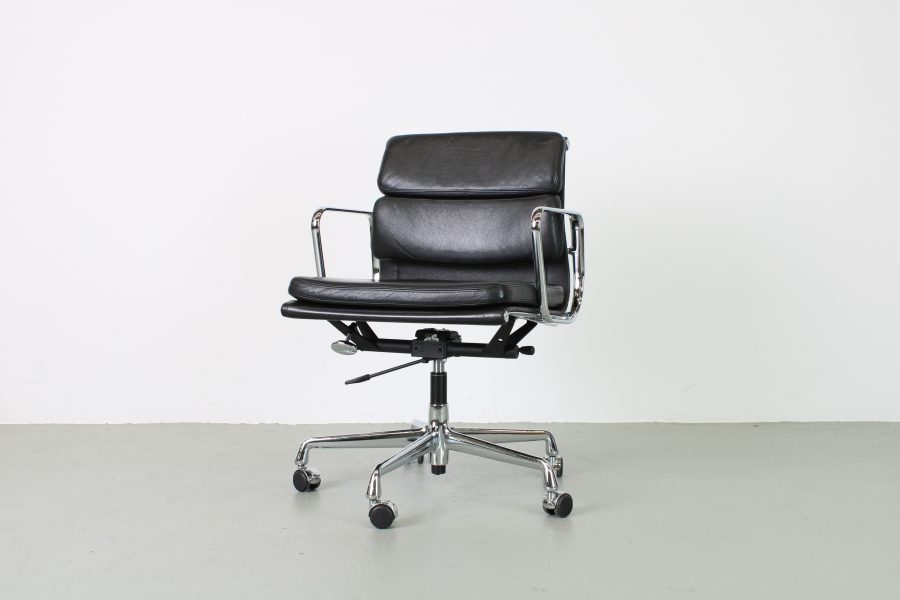 Vitra EA 217 Softpad bureaustoelen, zwart leer, Chroom
