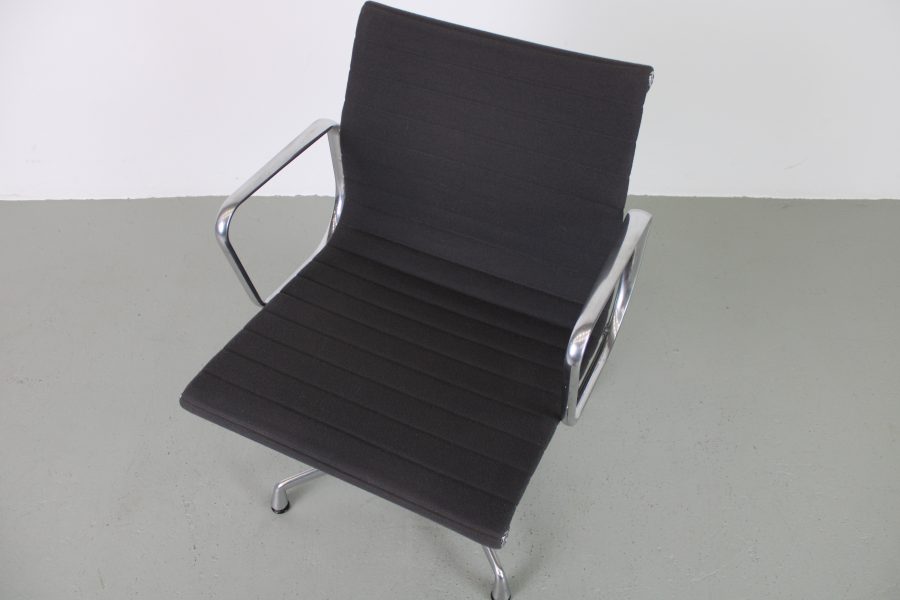 2 Vitra Eames EA 107, Grijs Hopsak, Aluminium - Afbeelding 8