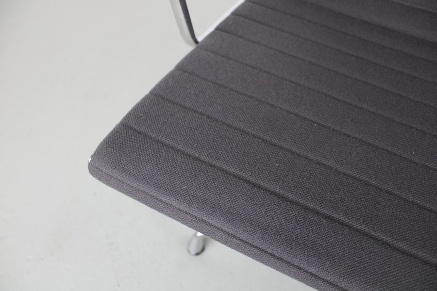 2 Vitra Eames EA 107, Grijs Hopsak, Aluminium - Afbeelding 7