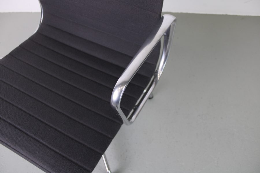 2 Vitra Eames EA 107, Grijs Hopsak, Aluminium - Afbeelding 6