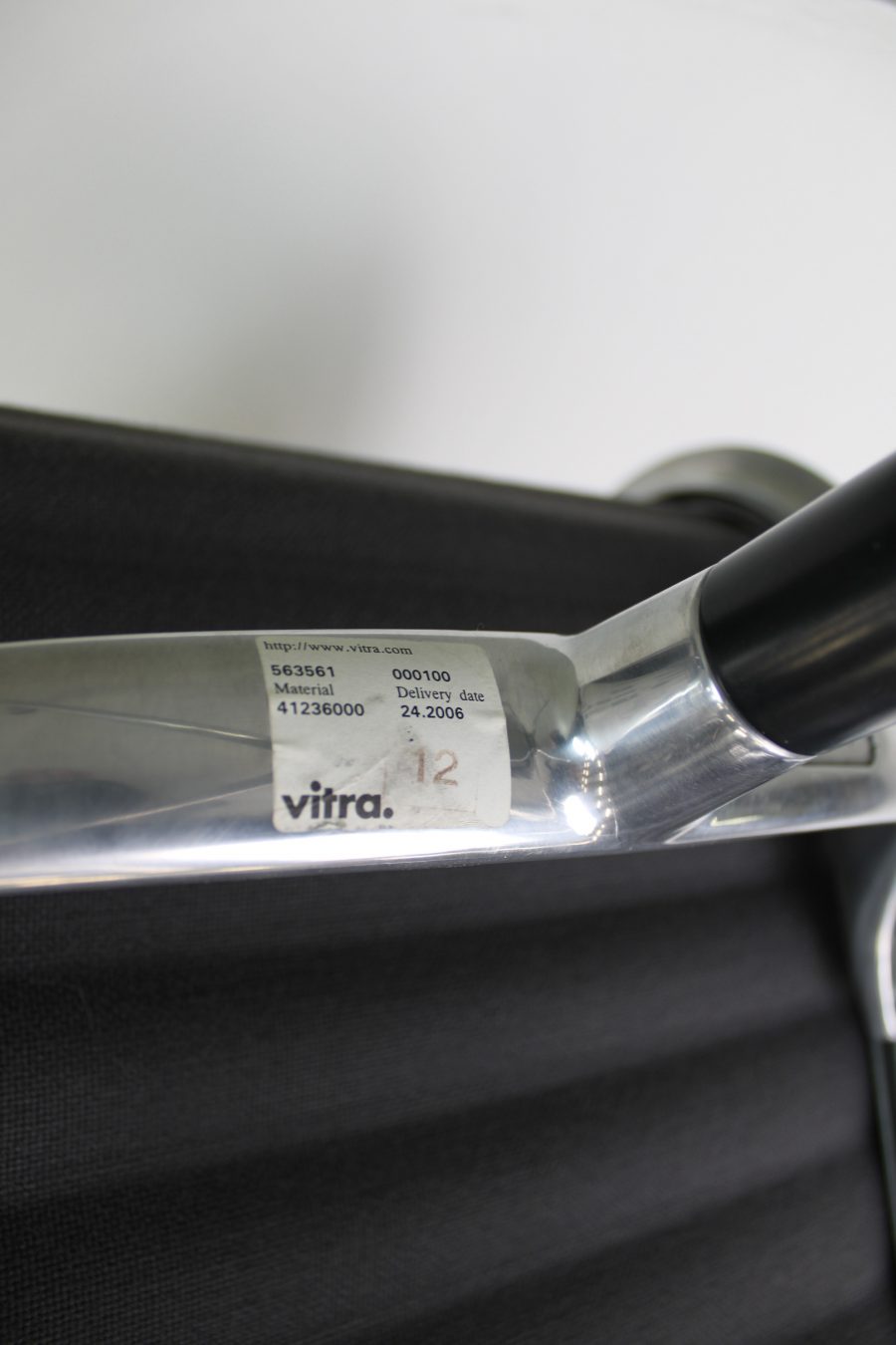 2 Vitra Eames EA 107, Grijs Hopsak, Aluminium - Afbeelding 4