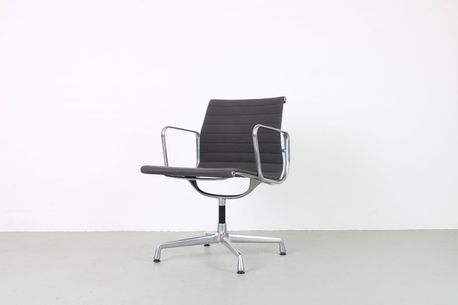 2 Vitra Eames EA 107, Grijs Hopsak, Aluminium