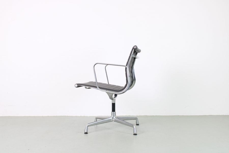 2 Vitra Eames EA 107, Grijs Hopsak, Aluminium - Afbeelding 2