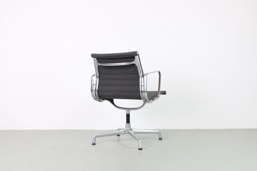 2 Vitra Eames EA 107, Grijs Hopsak, Aluminium - Afbeelding 3