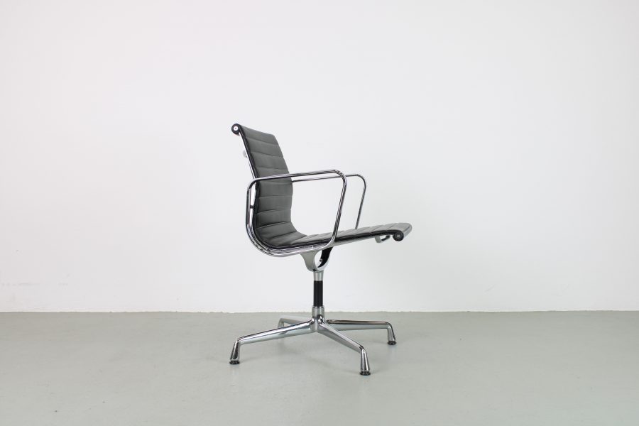 4 Vitra EA 108 stoelen, Chroom, zwart leer - Afbeelding 4