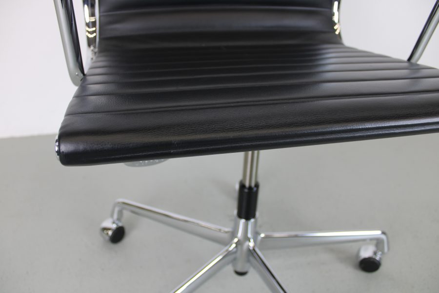 Vitra Eames EA 117 bureaustoelen, Chroom, zwart leer - Afbeelding 10