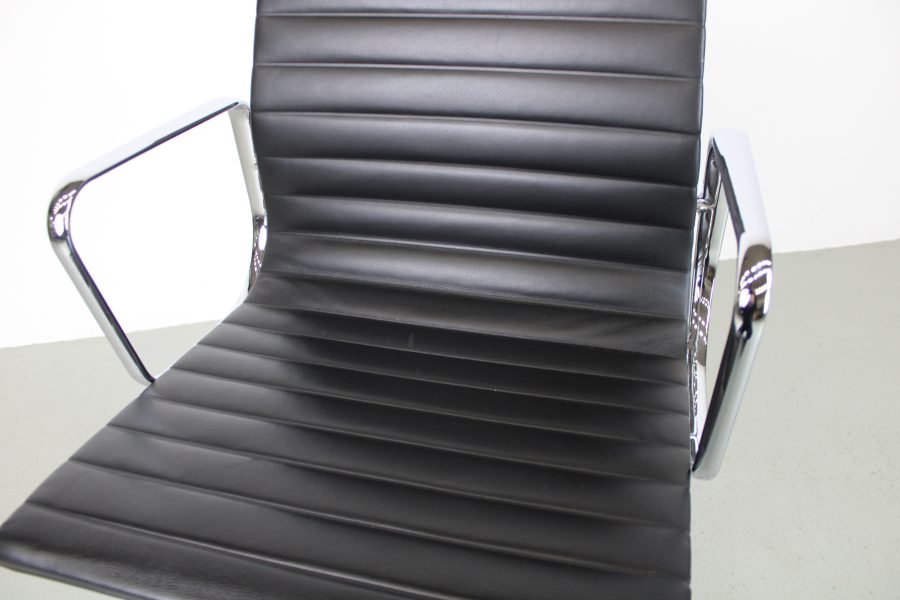Vitra Eames EA 117 bureaustoelen, Chroom, zwart leer - Afbeelding 9