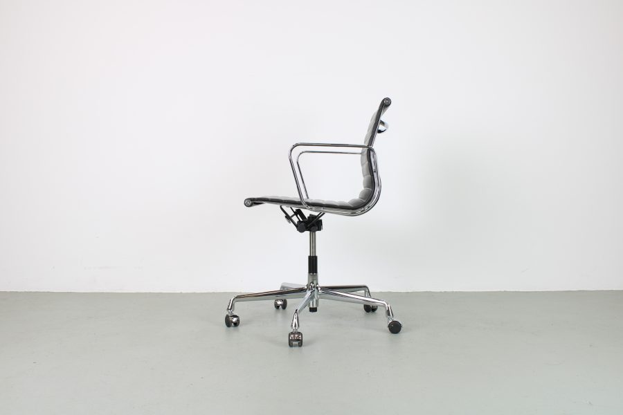 Vitra Eames EA 117 bureaustoelen, Chroom, zwart leer - Afbeelding 2