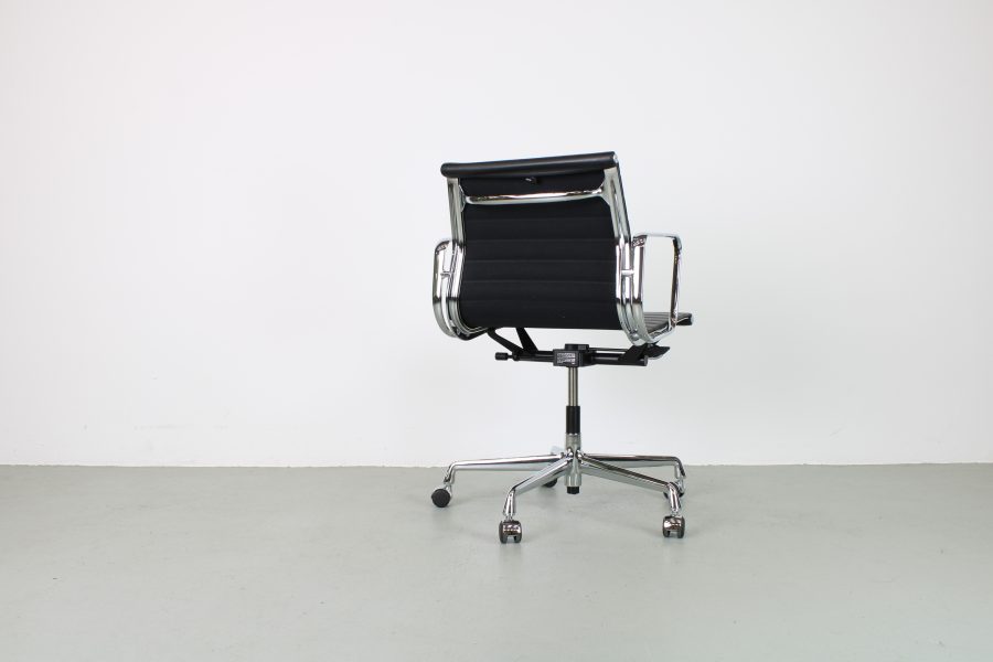 Vitra Eames EA 117 bureaustoelen, Chroom, zwart leer - Afbeelding 3