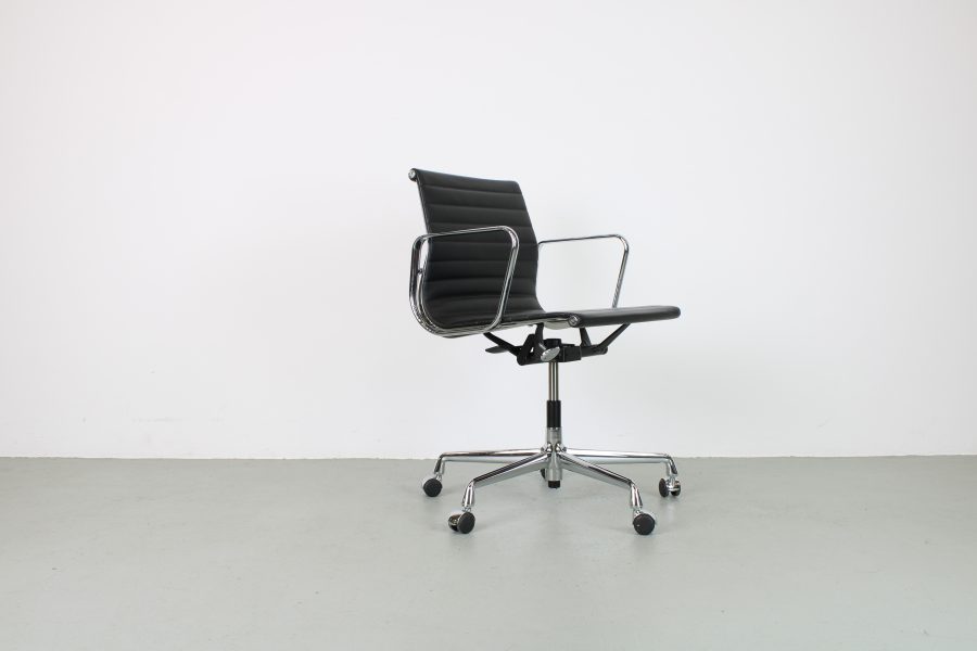 Vitra Eames EA 117 bureaustoelen, Chroom, zwart leer - Afbeelding 4