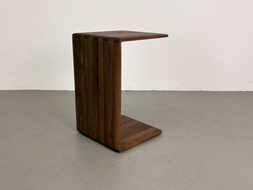 Artisan Invito C model, bijzettafel, 37/37/57 cm, Europees walnoot