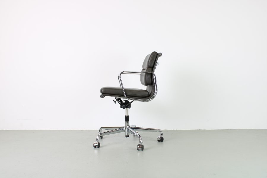 Vitra EA 217 Softpad , Premium leer Brown, Chroom, 2022 - Afbeelding 4