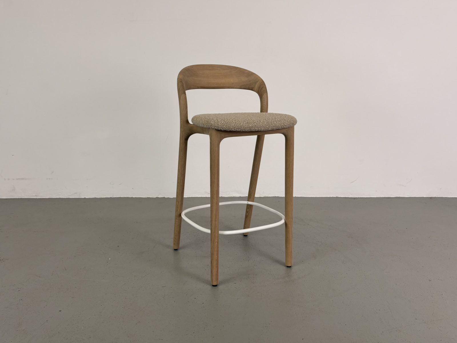 Stijlvolle barkruk met een houten frame en een strakke zitting