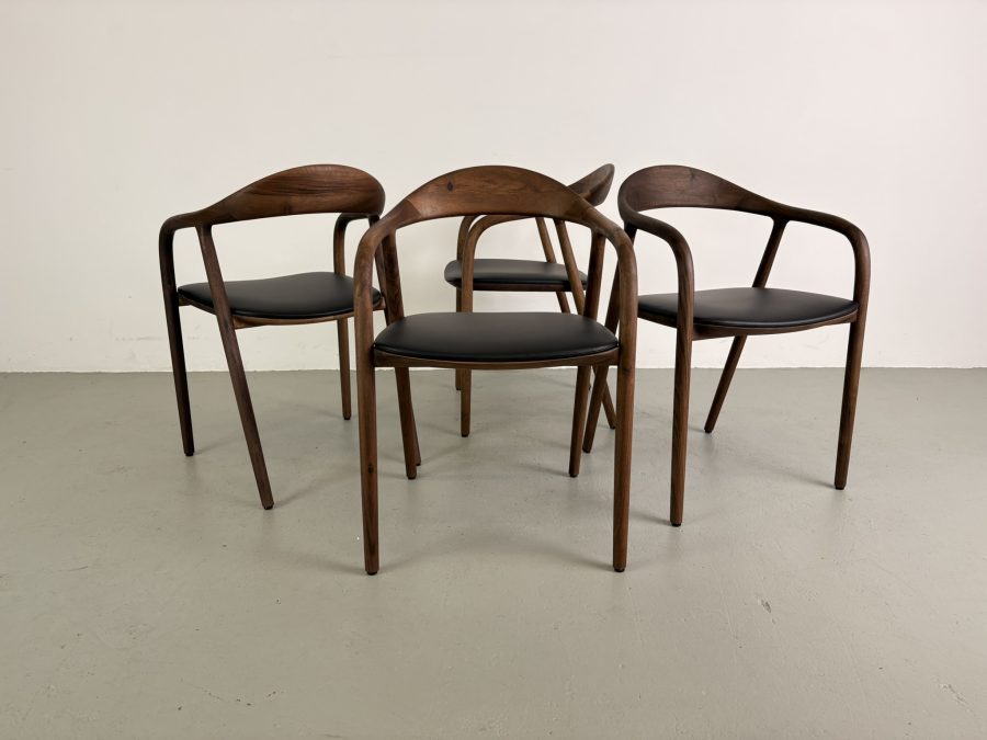 Artisan Neva eetkamerstoel, Europees walnoot, Knoesten, Zwart leer