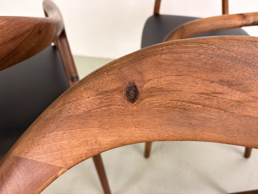Artisan Neva eetkamerstoel, Europees walnoot, Knoesten, Zwart leer - Afbeelding 2