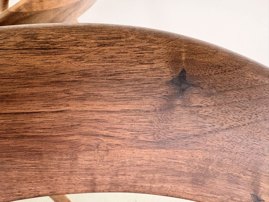 Artisan Neva eetkamerstoel, Europees walnoot, Knoesten, Zwart leer - Afbeelding 4